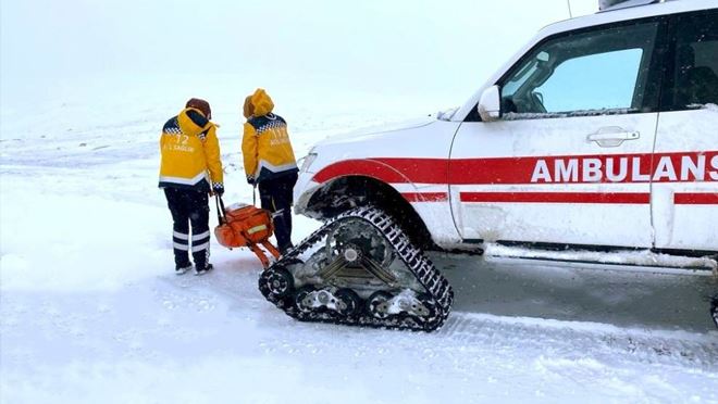 112 ekipleri paletli ambulanslarla kar-kış dinlemedi hastaların imdadına yetişti