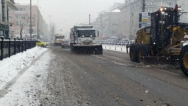 Büyükşehir Belediyesi ’nden aralıksız karla mücadele çalışması