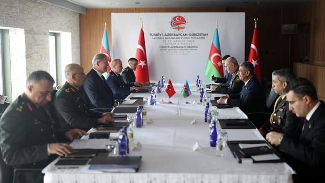 Bakan Akar, Gürcistan ve Azerbaycan savunma bakanları ile görüştü