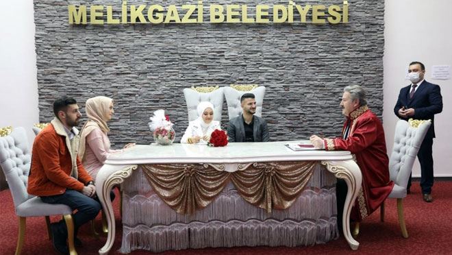 Başkan Palancıoğlu’ndan çiftlere çifte sürpriz