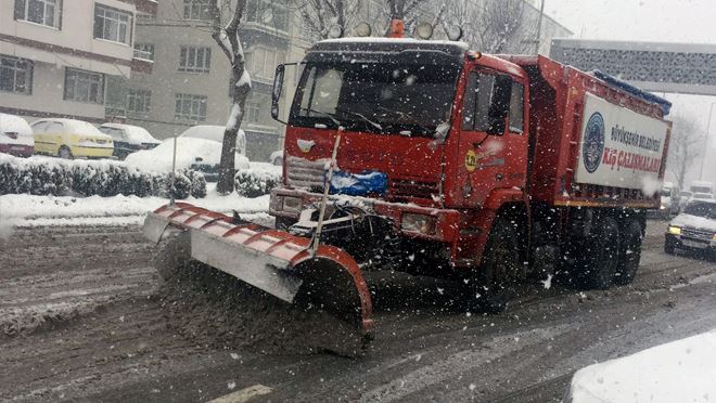 Büyükşehir Belediyesi’nden kar yağışına anında müdahale