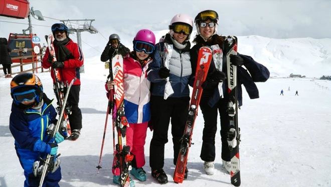 Kadın kayakçılara 