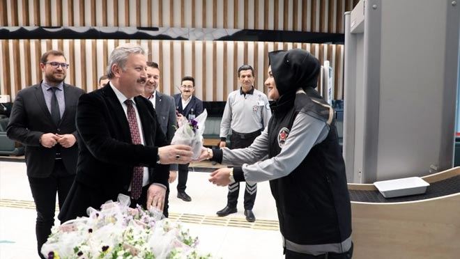 Başkan Palancıoğlu Kadınlar Günü’nü çiçek hediye ederek kutladı