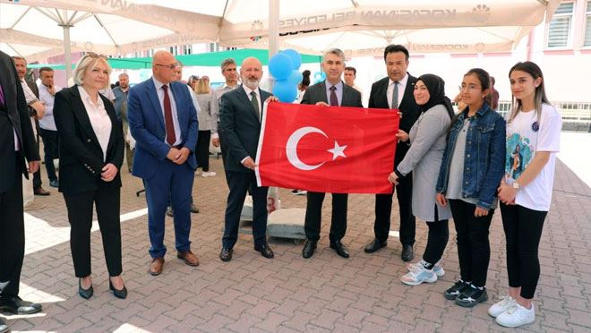 Başkan Çolakbayrakdar’a Türk Bayrağı hediye