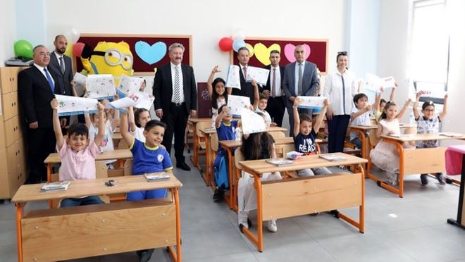 Başkan Palancıoğlu, minik öğrencilere karne dağıttı