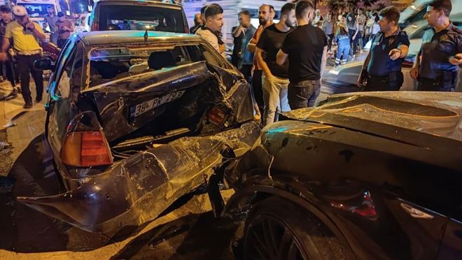Kaza yapan otomobil sürücüsü muhabire saldırdı