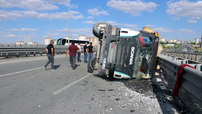 Mıcır yüklü kamyon devrildi: 1 yaralı