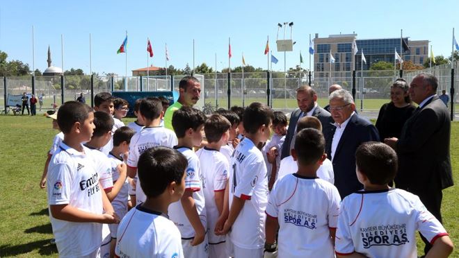 Başkan Büyükkılıç, Spor A.Ş. Yaz spor Okulları’nda miniklerle buluştu