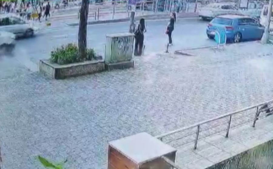 Otomobilin çarptığı genç kadın metrelerce savruldu