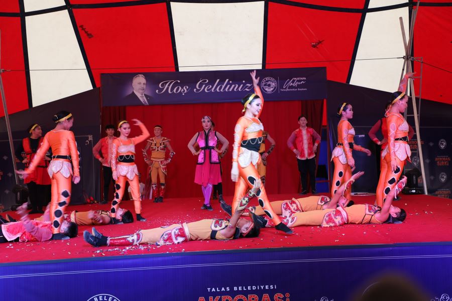 Akrobasi sirki yaz akşamlarına renk katıyor