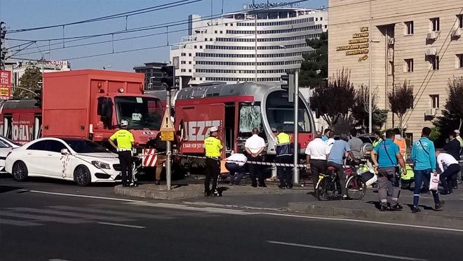 Halk otobüsü tramvaya çarptı