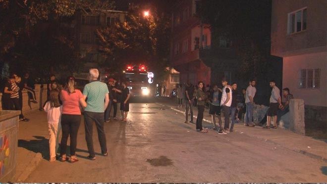 Kayseri’de çatı yangını 3 saatlik çalışmayla söndürüldü, vatandaşlar yangını film izler gibi izledi