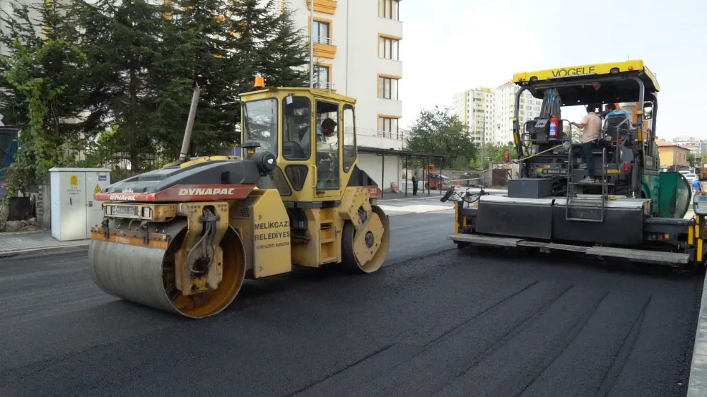 Girne Şehitler Caddesi’nde asfalt çalışması başladı