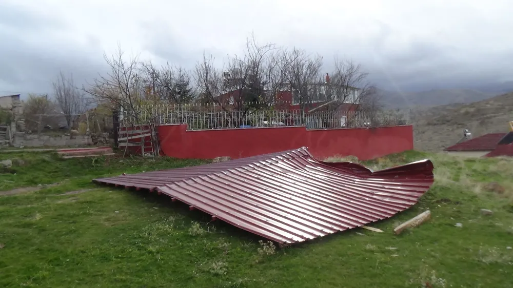 6 tonluk çatı şiddetli rüzgara dayanamadı