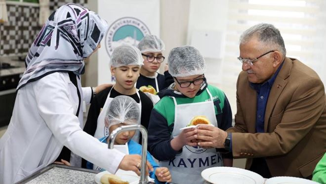 Başkan Büyükkılıç, özel çocuklarla hamburger yaptı