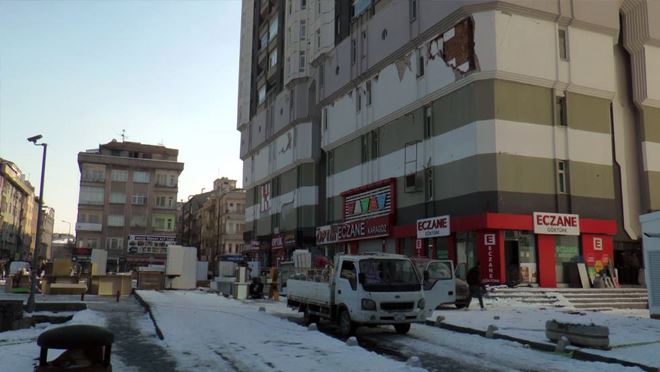 Kayseri’deki ağır hasarlı binada yıkım öncesi tahliyeler başladı