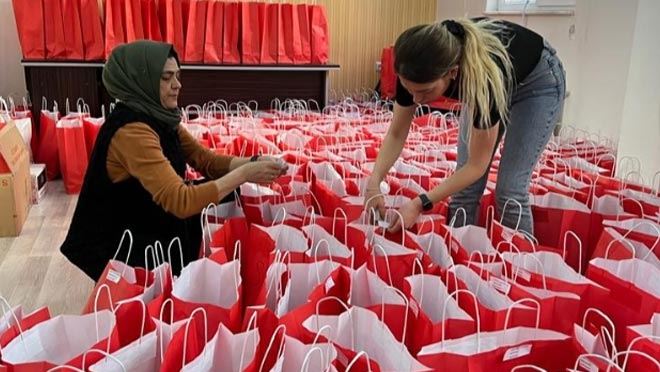 AK Parti Talas Kadın Kollarından depremzedelere hassas yardım