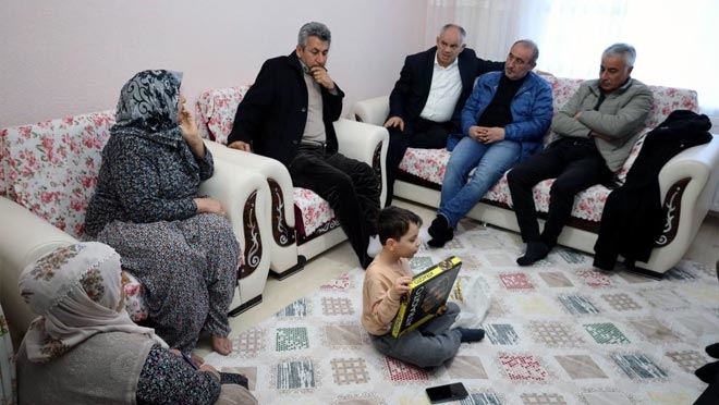 Başkan Öztürk depremzede aileleri ziyaret etti