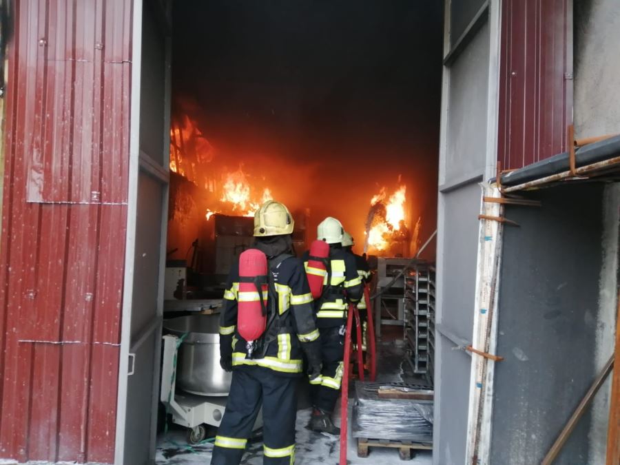 Fabrikada çıkan yangın söndürüldü