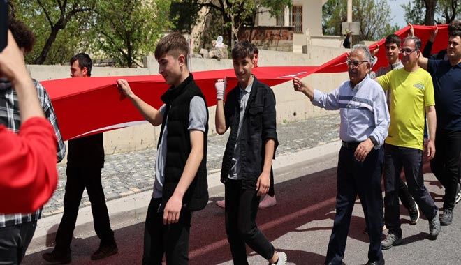 Büyükkılıç gençlerle Türk Bayrağı taşıdı