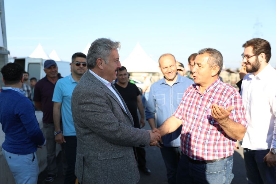 Başkan Palancıoğlu Kurban Pazarında Vatandaşlarla Bayramlaştı