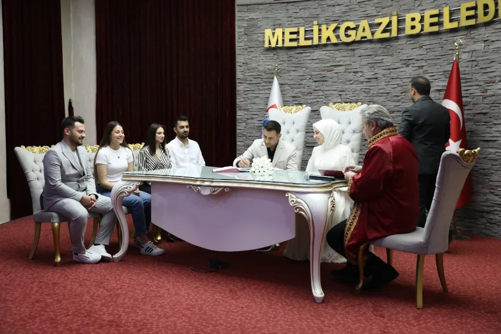 Başkan Palancıoğlu, genç çifte sürpriz yaparak nikâhlarını kıydı