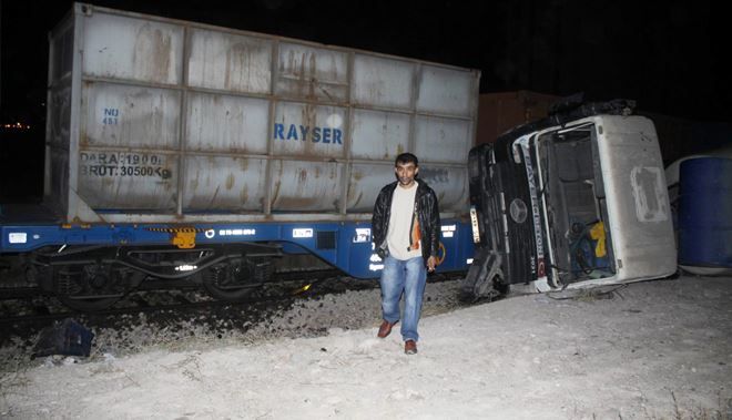 YÜK TRENİ BETON MİKSERİNE ÇARPTI: