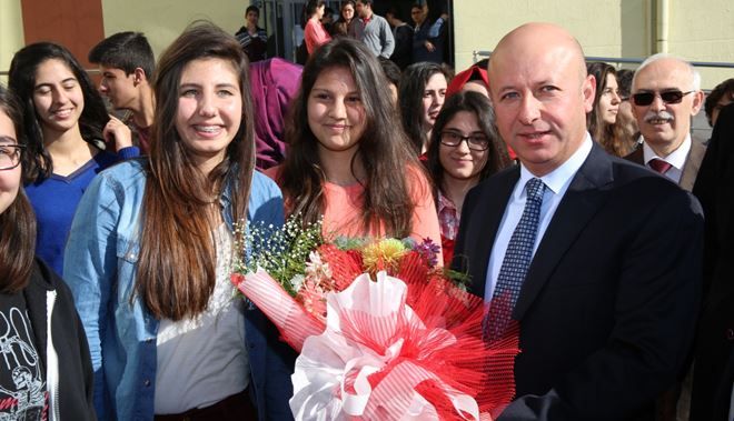 TOPLUMUN İÇİNİ ÖĞRETMEN,