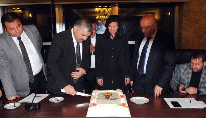 AK PARTİ´DE PASTALI KUTLAMA