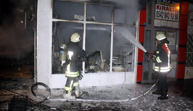 ÇIKAN YANGINDA BAKKAL DÜKKANI KÜLE DÖNDÜ