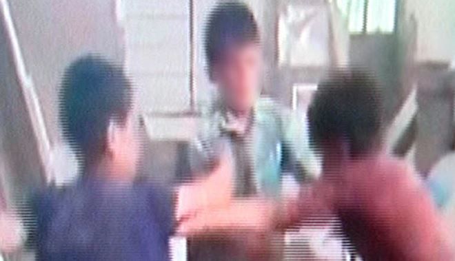 ÇOCUKLARI DÖVÜŞTÜRÜP KAHKAHALARLA GÜLDÜLER