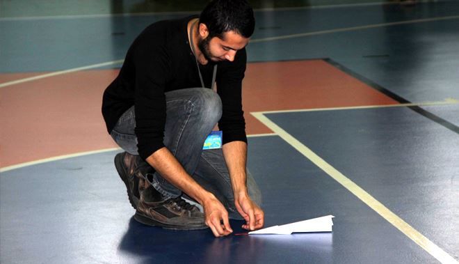 ÖĞRENCİLER KAĞIT UÇAKLA STRES ATTI