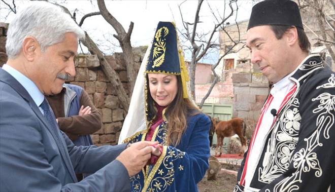 AMERİKALI GAZETECİ  ÇİFT