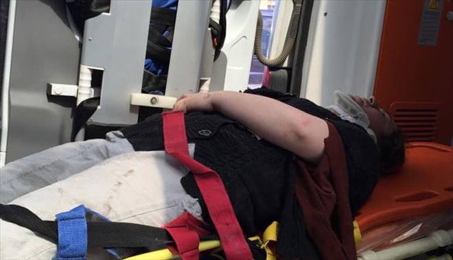 KARŞIDAN KARŞIYA GEÇEN ANNE VE ÇOCUĞUNA 