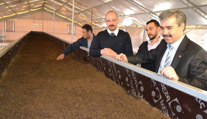 İKİ GENÇ GİRİŞİMCİDEN SOLUCAN GÜBRESİ YATIRIMI 