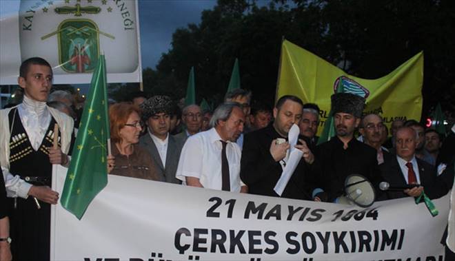 ÇERKESLER SOYKIRIMI LANETLEMEK  İÇİN YÜRDÜ