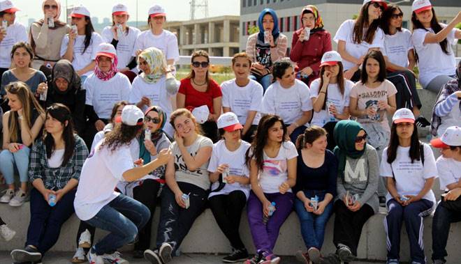 ÜNİVERSİTELİ GENÇ YÜREKLER