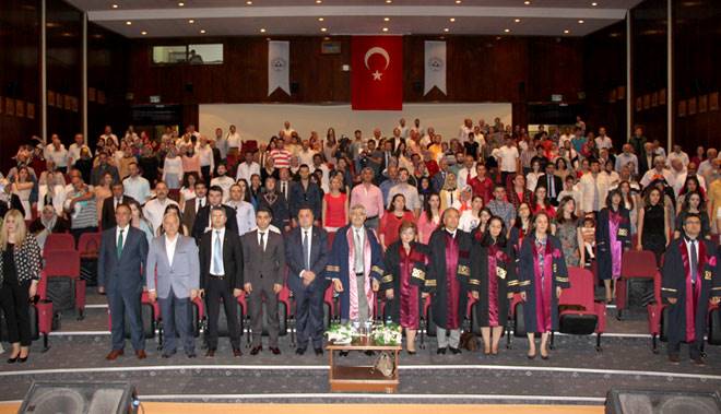 ECZACILARIN MEZUNİYET SEVİNCİ