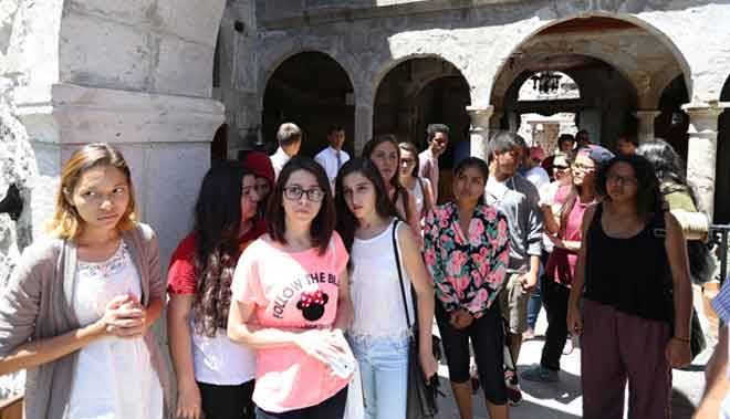 AMERİKALI ÖĞRENCİLER HACILAR´A VEDA ETTİ 