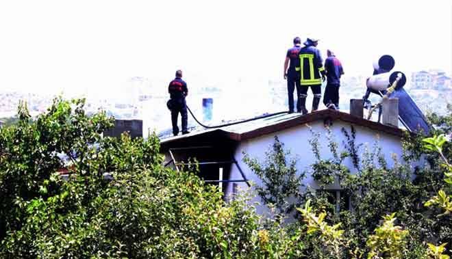 3 KATLI EVİN ÇATI KATINDA ÇIKAN YANGIN KORKUTTU