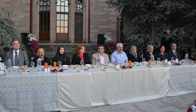 VALİ DÜZGÜN, İFTAR SOFRASINDA BU KEZ TOPLUMUN