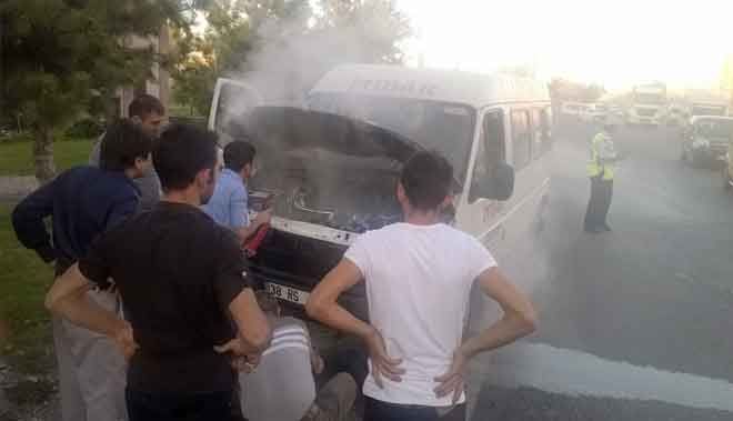 İŞÇİLERİ TAŞIYAN MİNİBÜS ALEV ALDI