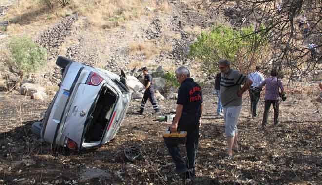 ŞARAMPOLE YUVARLANAN OTOMOBİLDEKİ ÇOCUĞU ZOR SAKİNLEŞTİRDİLER