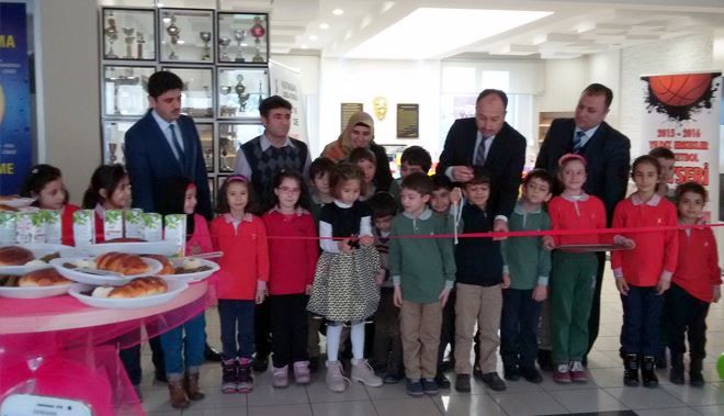 7 YAŞINDA İLK KİŞİSEL RESİM SERGİSİNİ AÇTI