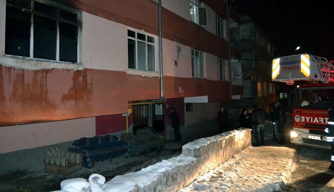 3 KATLI APARTMANIN 1. KATINDA ÇIKAN YANGIN