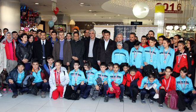 SOKAKTAN MADALYAYA UZANAN ELLER