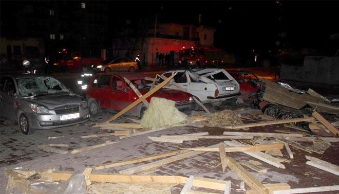 KAYSERİ´DE ŞİDDETLİ RÜZGAR AĞAÇ DEVİRDİ, ÇATI UÇURDU