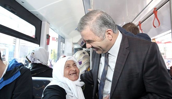 BAŞKAN ÇELİK, YENİ RAYLI SİSTEM ARAÇLARINA BİNDİ VE HALKIN GÖRÜŞLERİNİ ALDI