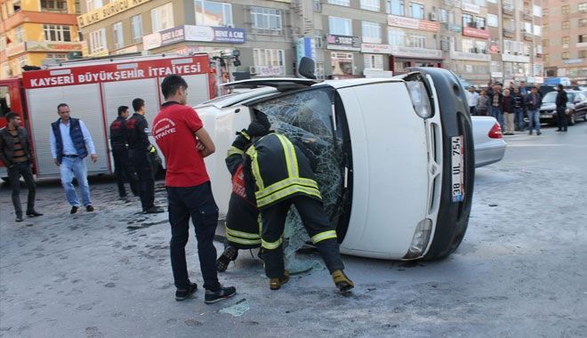 OTOMOBİL İLE ÇARPIŞAN ARAÇ YAN YATTI