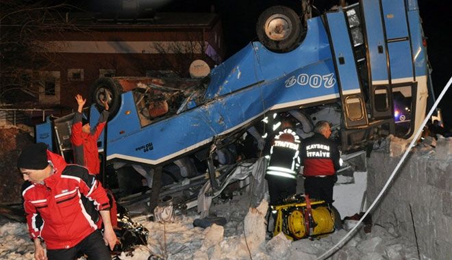 9´U ÜNİVERSİTELİ 11 KİŞİNİN ÖLDÜĞÜ KAZADA